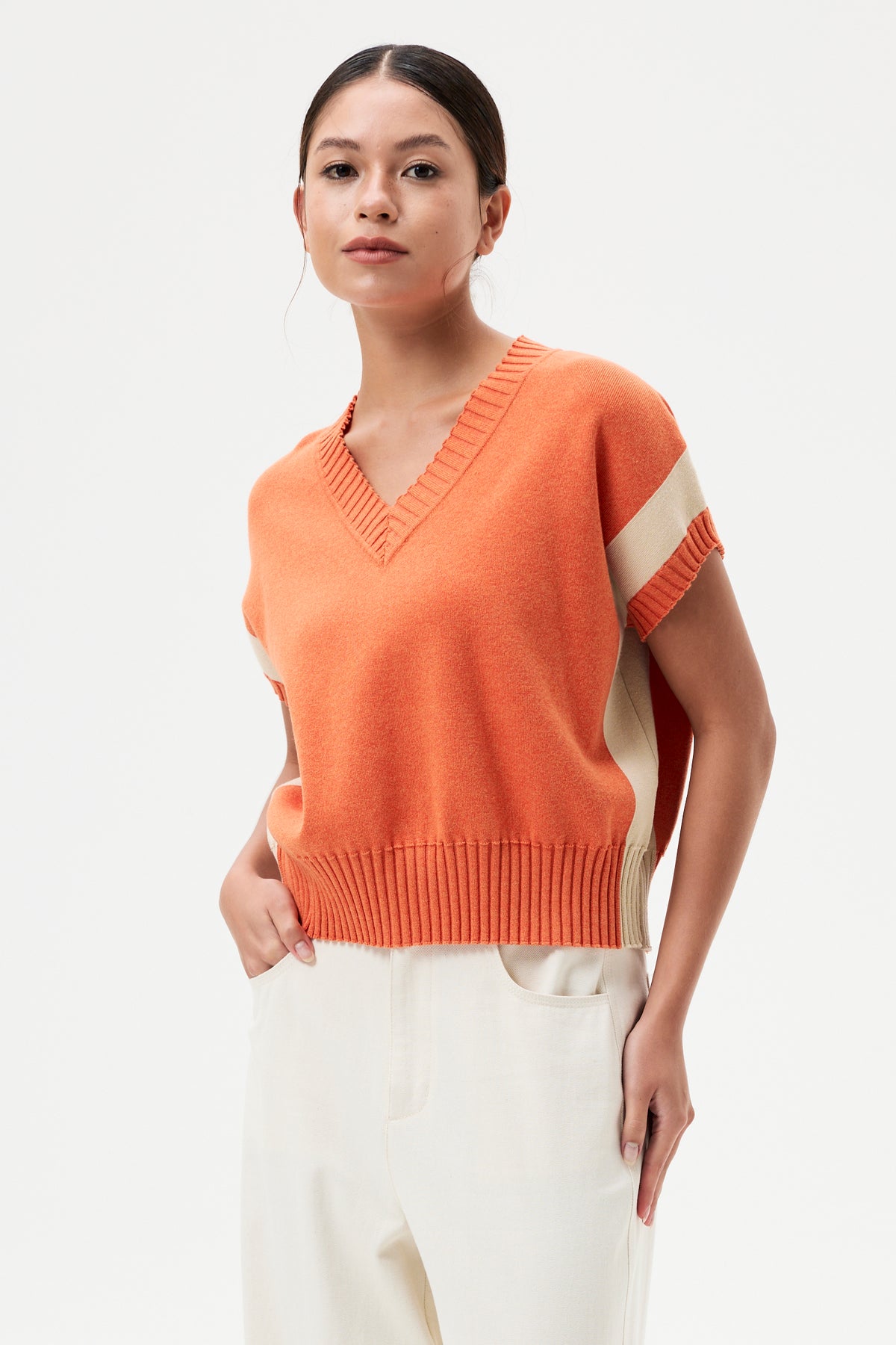 V-Neck Contrast Knitted Vest