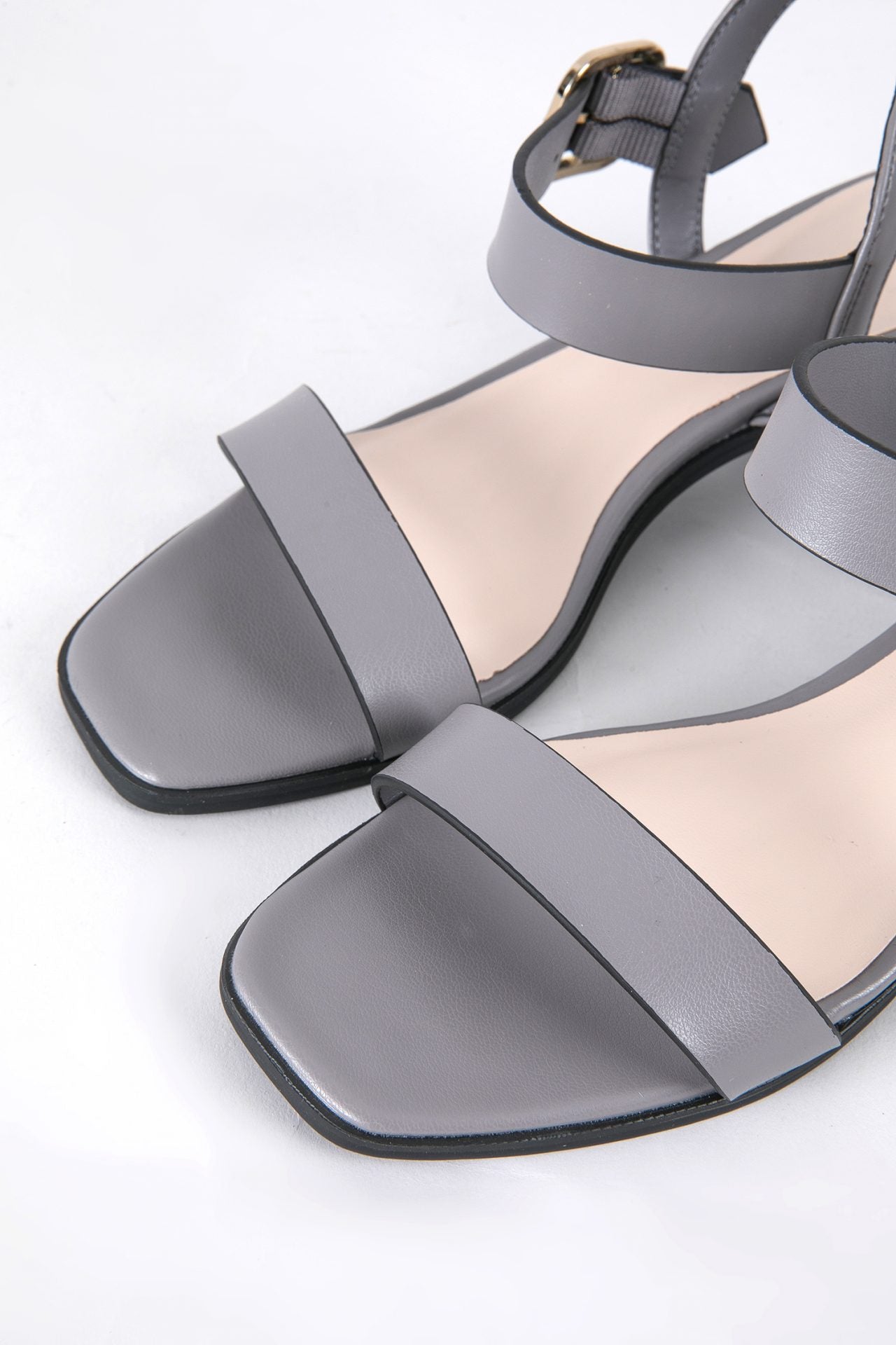 Buckle Details Block Heel Sandals